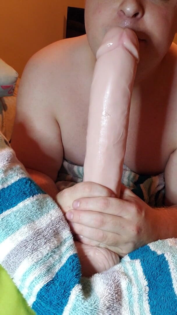 Charlieboy69: Facefuck 巨大的 14 英寸假阳具