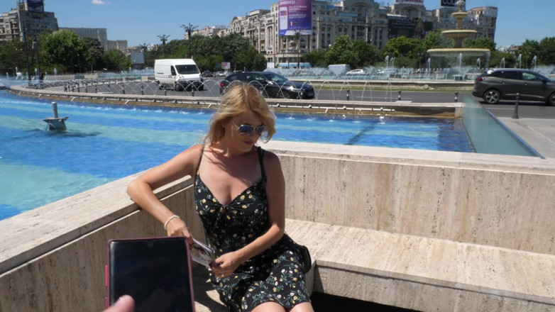Eluxe Erotic: MILF blonde yang bertetek besar mengambil setiap inci di sofa