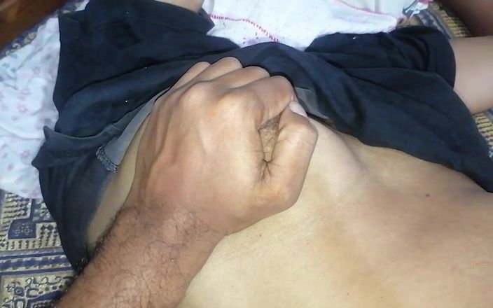 Sweety In Bed: Hintli çok güzel kız sikişiyor sonra vücudunu gösteriyor