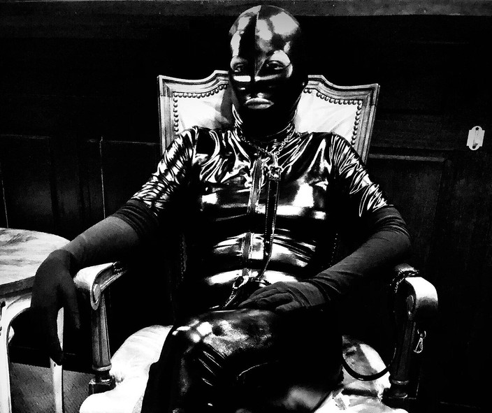 Get sucmedoff here Fiebre Anal Navo Rico: Latexová maskovaná anální horečka pohltí jeho pána sexy péro. Část 3