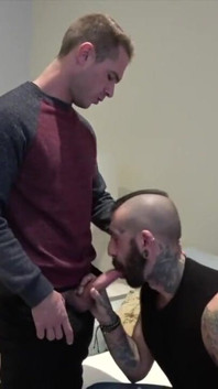 El sexy chico tatoo Arandas usó b cruda y Apolo Adrii