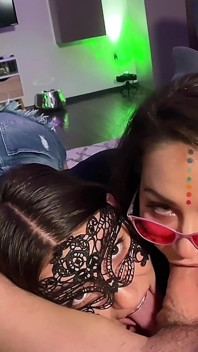 Hardcore afterparty garganta profunda em trio ffm pov - duas morenas gostosas acaba em boquete quente e punheta