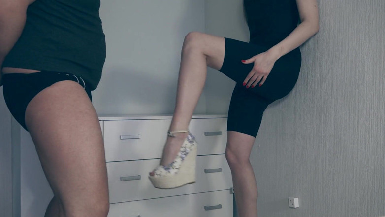 Homemade ballbusting: 我的新高跟鞋和他的新球用于睾丸摧残