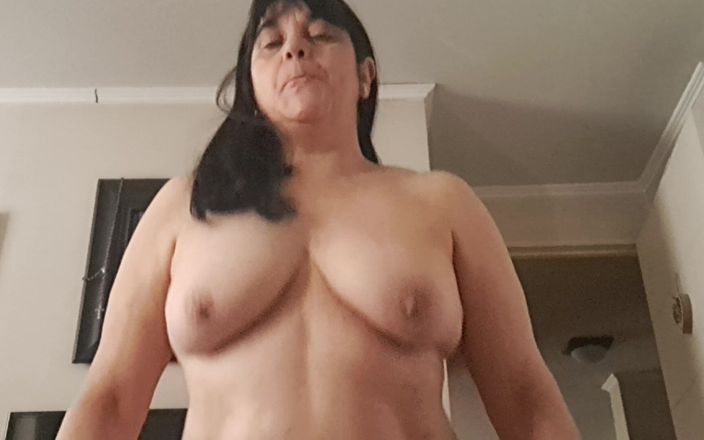 Mommy big hairy pussy: Mama vitregă sexy se fute în patul ei cu fiul vitreg