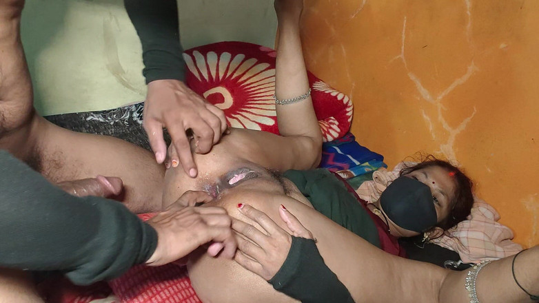 Sexy biwi: 我亲切地叫邻居阿姨回家，让她的荡妇在床上，然后操她的屁股。