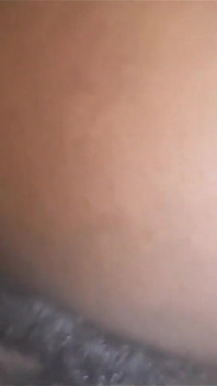 Riscaldandola così delicatamente fino a quando la sua figa bagnata continua a gocciolare