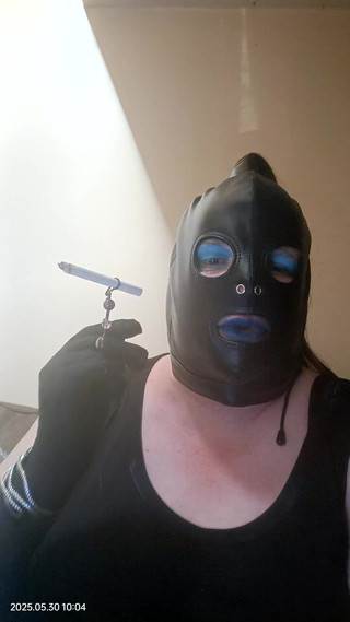 Stephanie-Nicole-TV: 반지 홀더를 사용하여 담배를 피우고 더러운 말을하는 뚱뚱한 TV