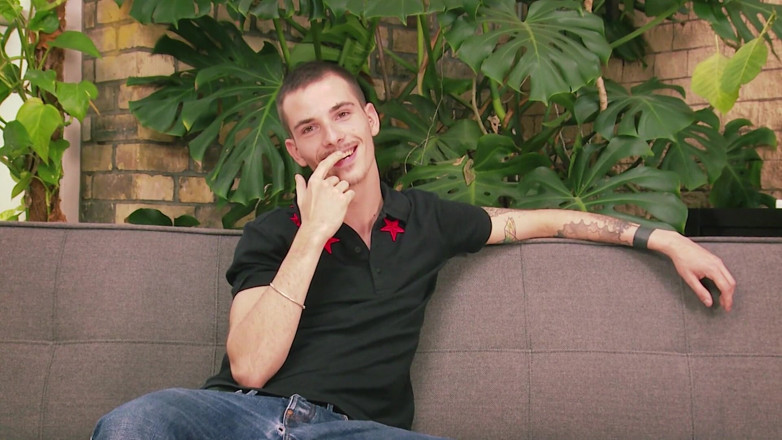 Macho Guys: Збуджений і самотній гей-чувак мастурбує для вас перед камерою. Гей кастинг