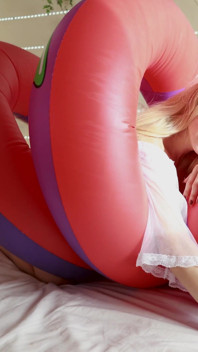 Una ragazza sexy cavalca un serpente gonfiabile in lingerie provocante
