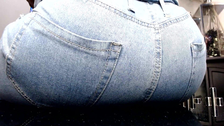 Maeling: Dziwka nastolatka zrujnowana w dżinsach ass-fyxiation z Giant Ass Nieświadoming