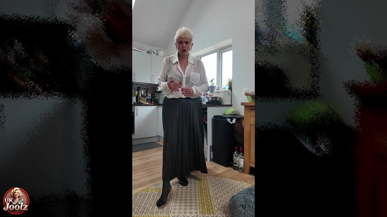 Uk Joolz: saphed shart, phariyaad skart aur stoking