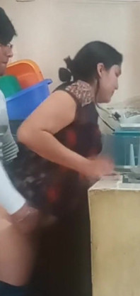 Trabajadora doméstica follando y chupando cuando mi esposa está distraída