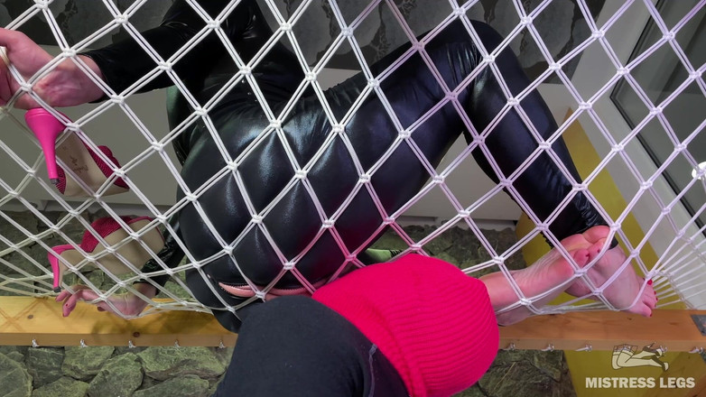 Mistress Legs: Hamak Bogini kult część 2 - Język niewolników Delikatnie slajdy na moją...