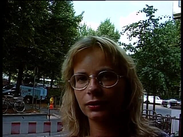Lucky Cooch: Sexy žena mluví před kamerou
