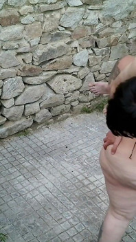 Güçlü iri güzel kadın açık havada kaldırıyor ve taşıyor - omuz taşımalı sakso ve beşik taşımalı sakso
