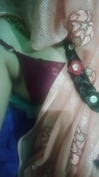 Indian Trans Kobieta Gaurisissy naciskając i dojenie jej piersi w różowym Sari