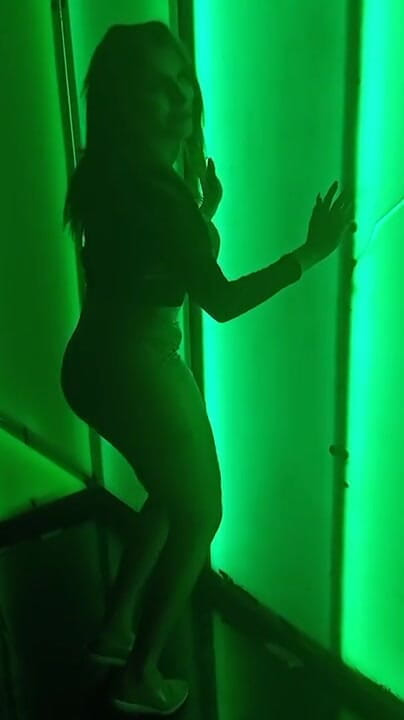 Barbietransxxxx: Travesti barda götünü gösteriyor