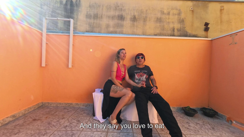 Gabi SweetCouplesStories: Lelaki buta bersembang pada hari bertuah duduk di tempat awam.