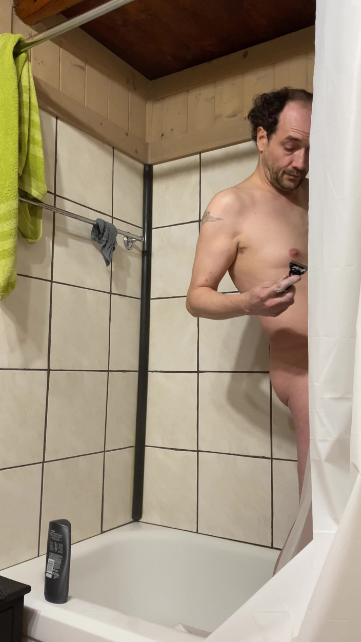 Ely marcotte: Helly sama ve svém pokoji.