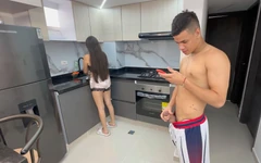 Mon demi-frère se masturbe dans la cuisine et me surprend avec son énorme pénis et finit par me faire baiser richement