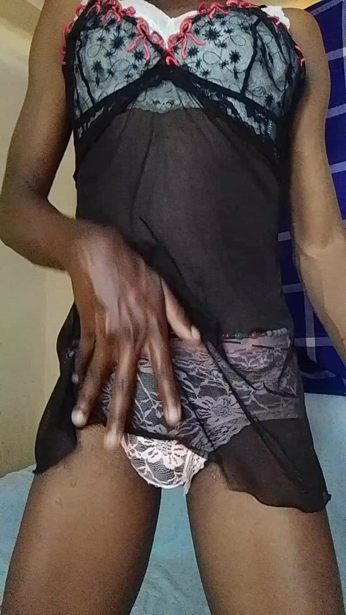 HaitiKing7: Красива сіссі дрочить член і хапає його дупу в нижній білизні