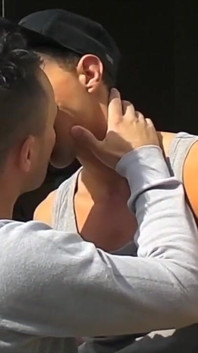 Dois meninos heterossexuais sensuais fodendo ao ar livre