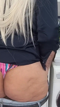 Pantat seksi dengan rok mini