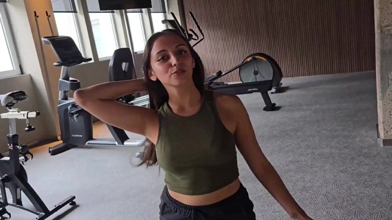 LoverDevilx: Rakan gim menjemput saya untuk melakukan kardio di biliknya.