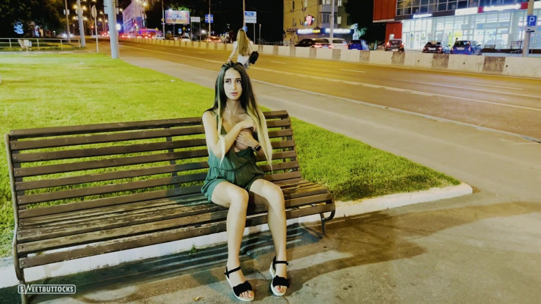 SweetButtocks: Я решила показать всем свои чары прямо на улице