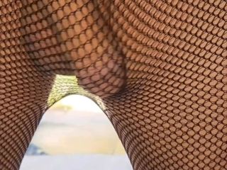 Lizzaali: 穿着我的女仆连衣裙在户外摆姿势，在风中摇摆