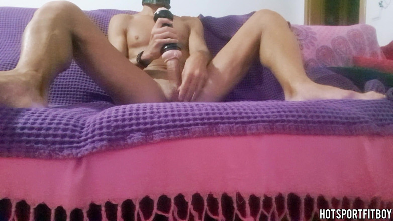 Hotsportfitboy: Chico sexy gimiendo con lujuria follando Fleshlight y corriéndose dentro