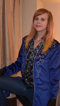 Cu limba lungă Steampunk Victorian Kesha are parte de o ejaculare înăuntru orală cu pulă mare și neagră