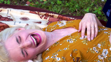 Italian Fetish: Cosquillas al aire libre para dos amigas rubias cachondas Mia...