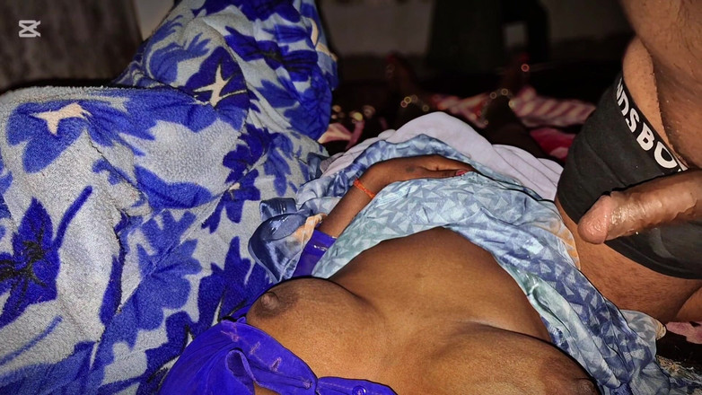 ExcitedWomen: Hintli ateşli desi üvey kız kardeş gece yarısı sikişiyor