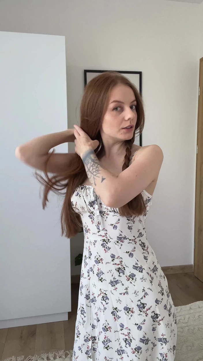LadyInBad: Nieśmiała ruda dziewczyna z warkoczami w paski, dzięki czemu możesz...