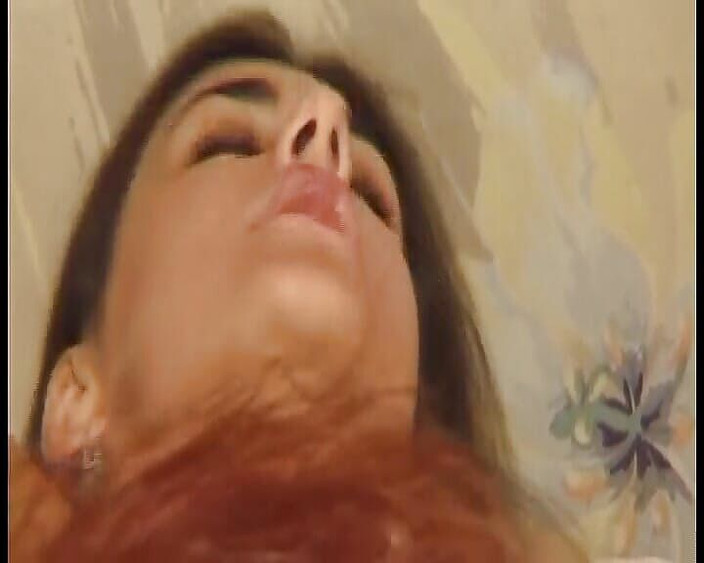 German Homemade: Dvě nadržené německé děvky spolupracují na jednom velkém čůrákovi