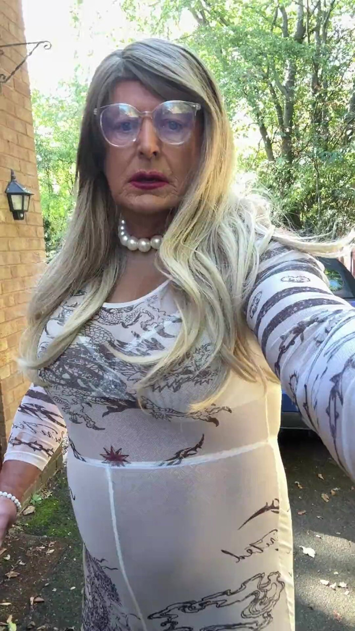 Kellycd2022: Сексуальный кроссдрессер Kellycd2022 в сексуальном белом комбинезоне и на каблуках