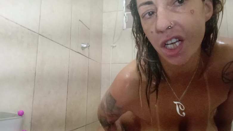 Julia fontanelli: Această MILF a decis să facă un duș foarte obraznic...