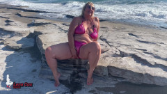 Lena Cox: Nympho bikini melancap di pantai - orgasme pancutan berisiko
