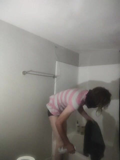 K8e Snow: 誘惑的なクロスドレッサーのストリッピングとバスタブでのティーラス、シャワーでの擦り傷、そして親密なプレイ