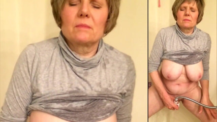 MarieRocks: Big Breasted GILF onanerar i en grå skjorta