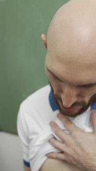 Od tabule k stolu: student Atucha řeší své spory s učitelkou Vanesou nejdivočejším způsobem