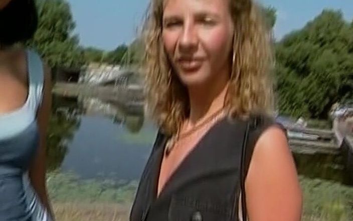 Deutscher hardcore: Mooie Duitse babe deelt lul met hete blonde milf