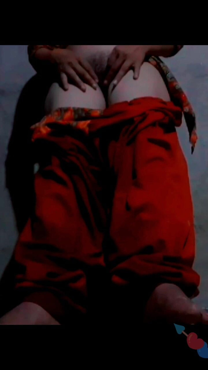 TricolorMusic3: 火辣性感的漂亮女孩展示非常热辣的阴户