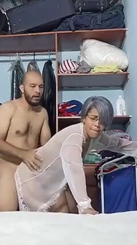 Mă bucur încă o dată de pizda mamei mele vitrege.