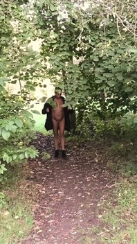 Tombul orta yaşlı seksi kadın parkta çıplak ve teşhir ediyor