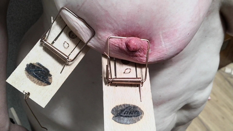 Bouncy Tits Action: Göğüslerimde fare kapanı