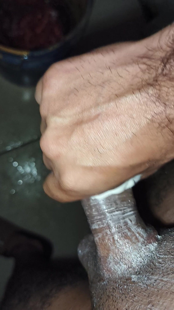 Cute boy jerks off: Hombre Delgado Se Manosea En El Baño Mientras Escucha El...