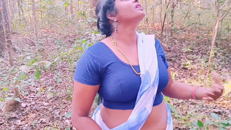 Telugu honey lips: Desi scopata all'aperto nella giungla. Matrigna e figliastro scopano hardcore...