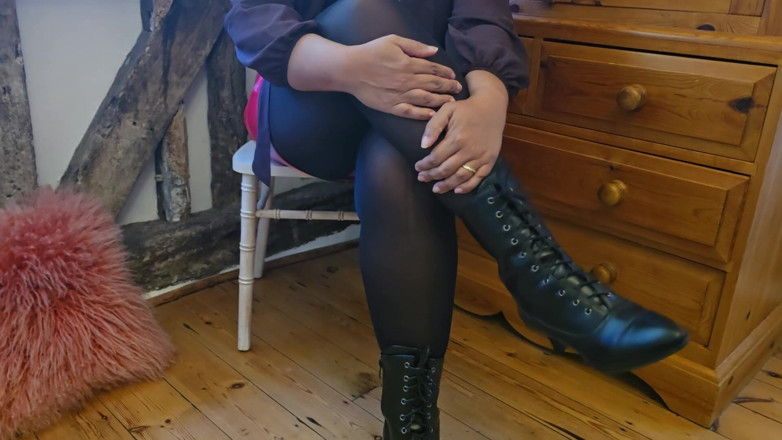 Slutty Ms B: Stivali e collant con pizzo